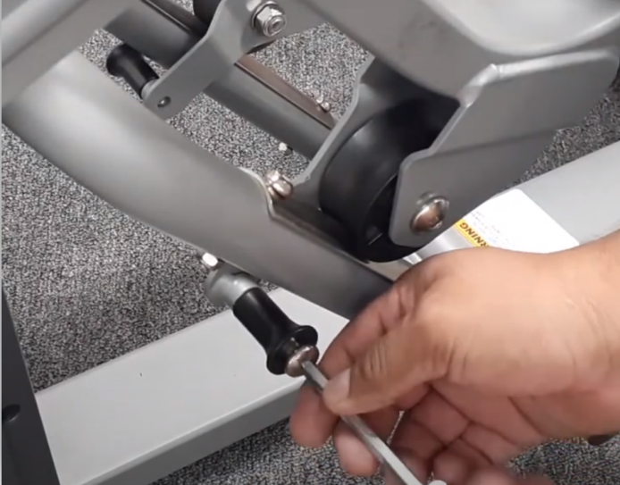 A person holding a screwdriver

Description automatically generated with low confidence