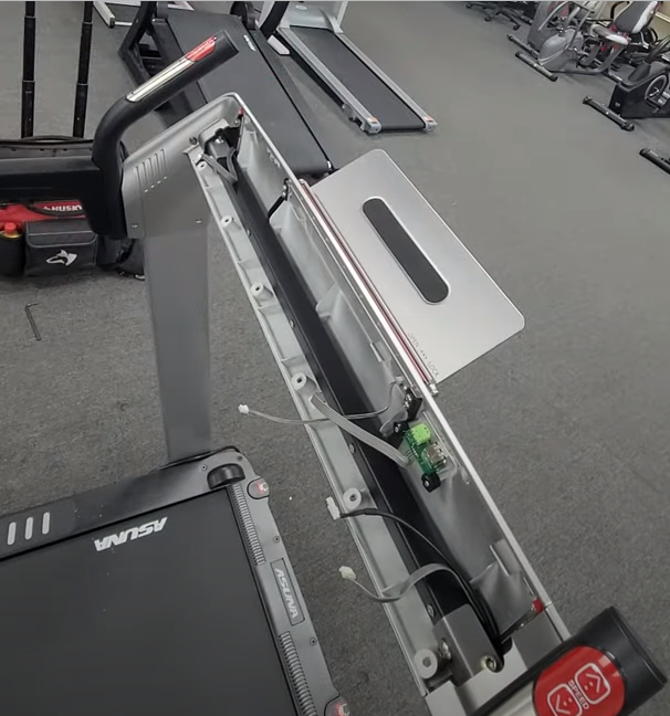 A treadmills in a gym

Description automatically generated with low confidence